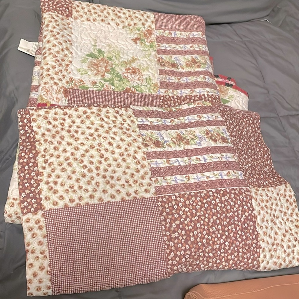 Twin size reversable comforter with one sham